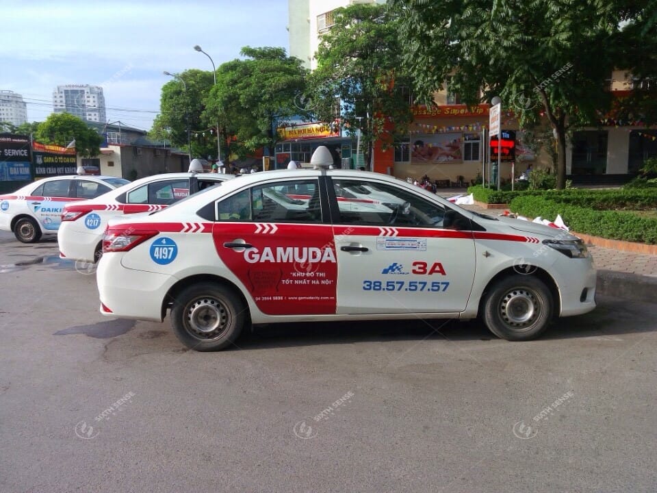 Các hình thức quảng cáo taxi nào đang được sử dụng ở Việt Nam?