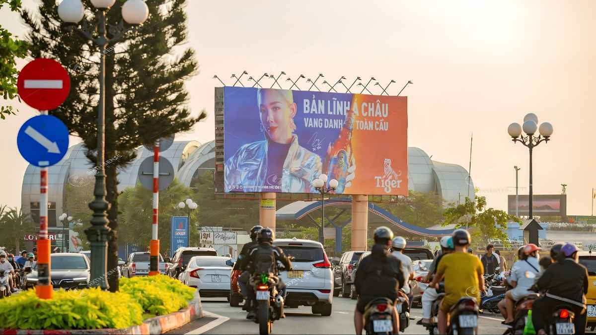 Biển quảng cáo ngoài đô thị cần đáp ứng quy định về kích thước, vị trí, chiều cao và an toàn.