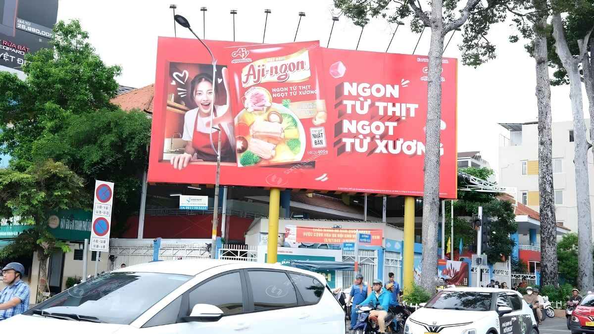 Vị trí, khoảng cách quan sát, mặt bằng và nội dung đều ảnh hưởng đến kích thước biển.