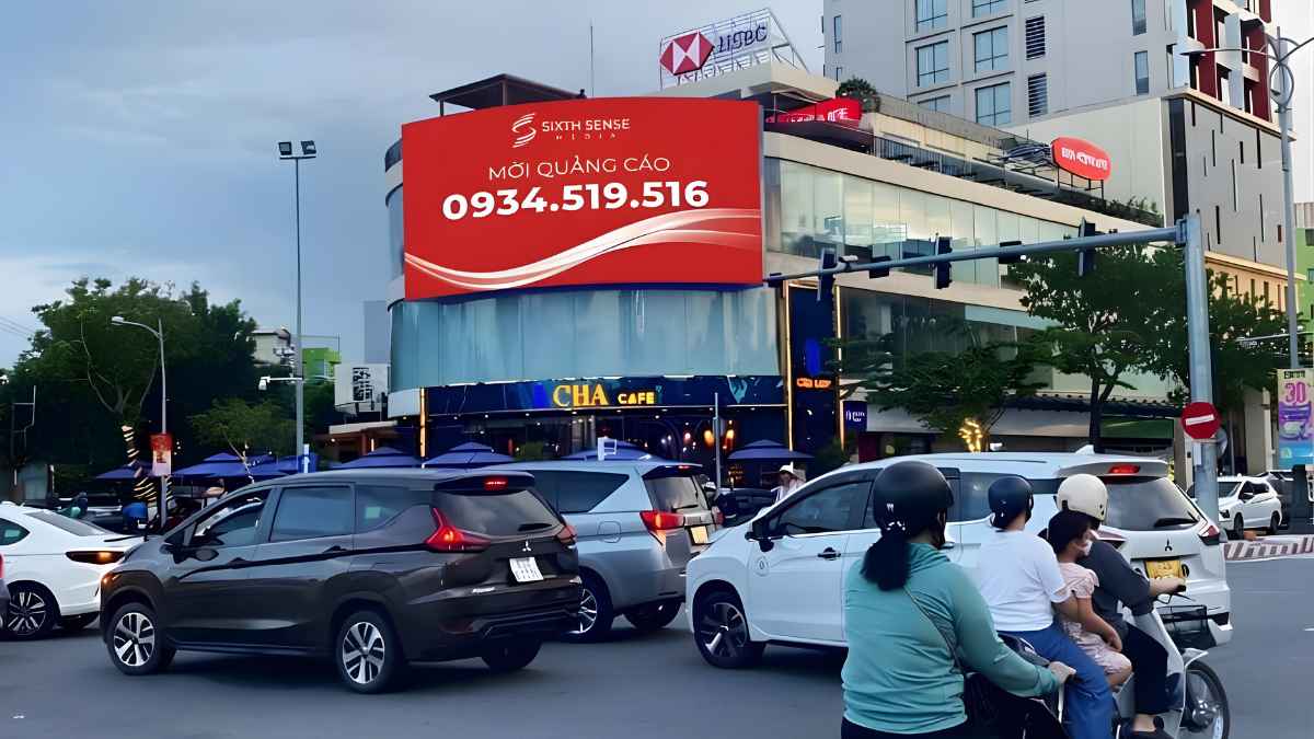 Thiết kế biển cần đảm bảo dễ đọc, cân đối, nổi bật và phù hợp với yêu cầu an toàn.