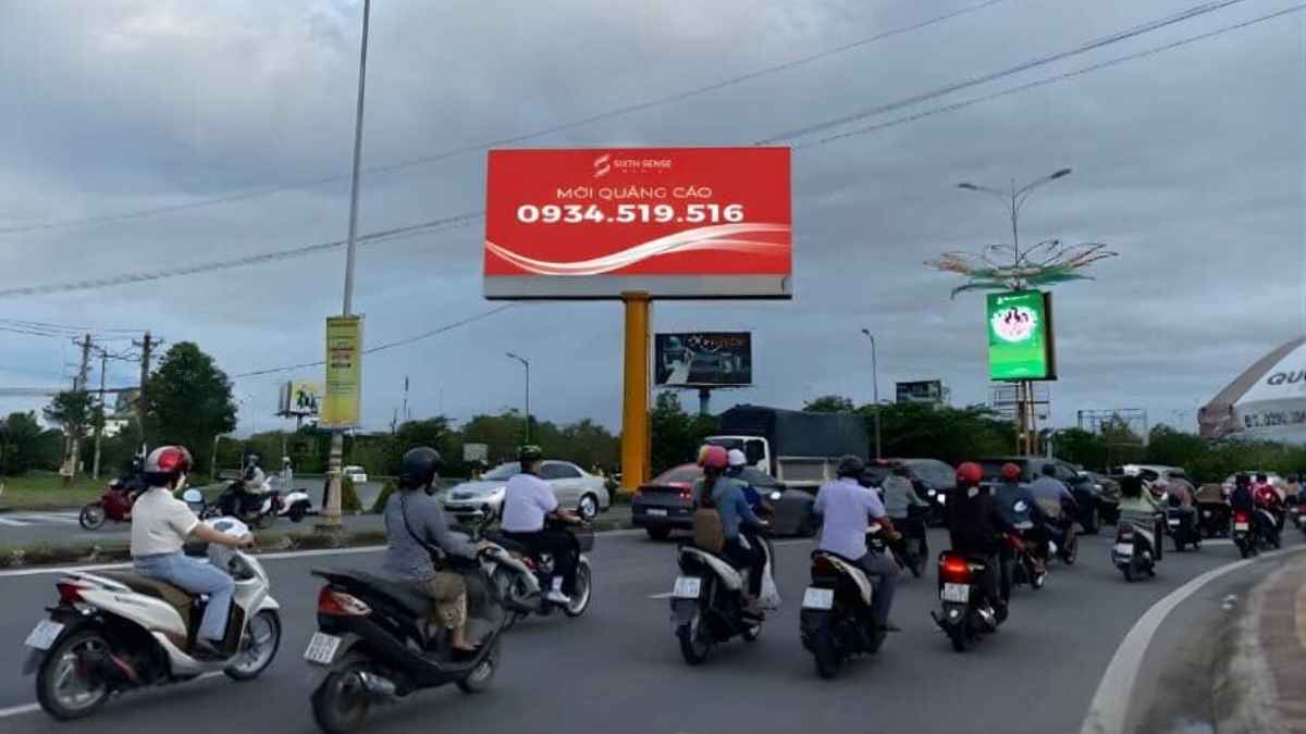 Billboard kích thước lớn giúp tăng khả năng nhận diện thương hiệu từ khoảng cách xa.