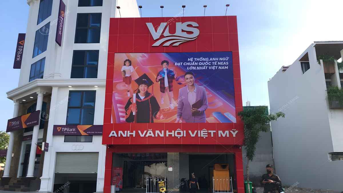 Biển hiệu cần có kích thước cân đối với mặt tiền để tăng nhận diện và đảm bảo khả năng quan sát.