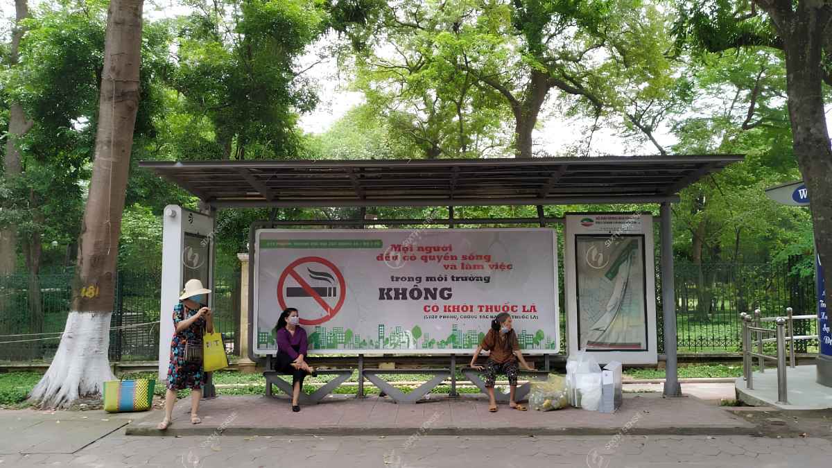 Quảng cáo tại nhà chờ cần chọn kích thước phù hợp để thông điệp dễ nhìn và thu hút người chờ xe.