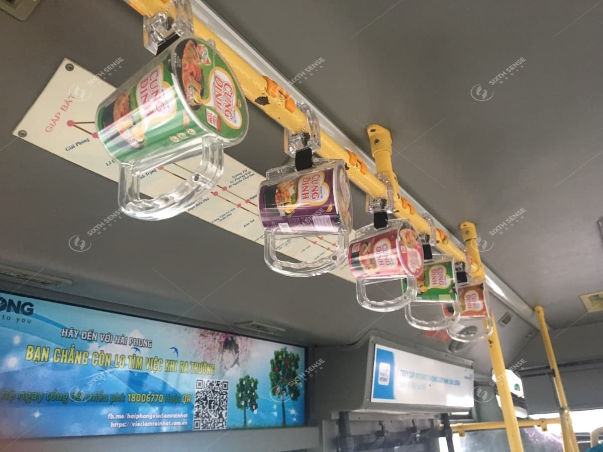 Quảng cáo trên tay cầm xe bus