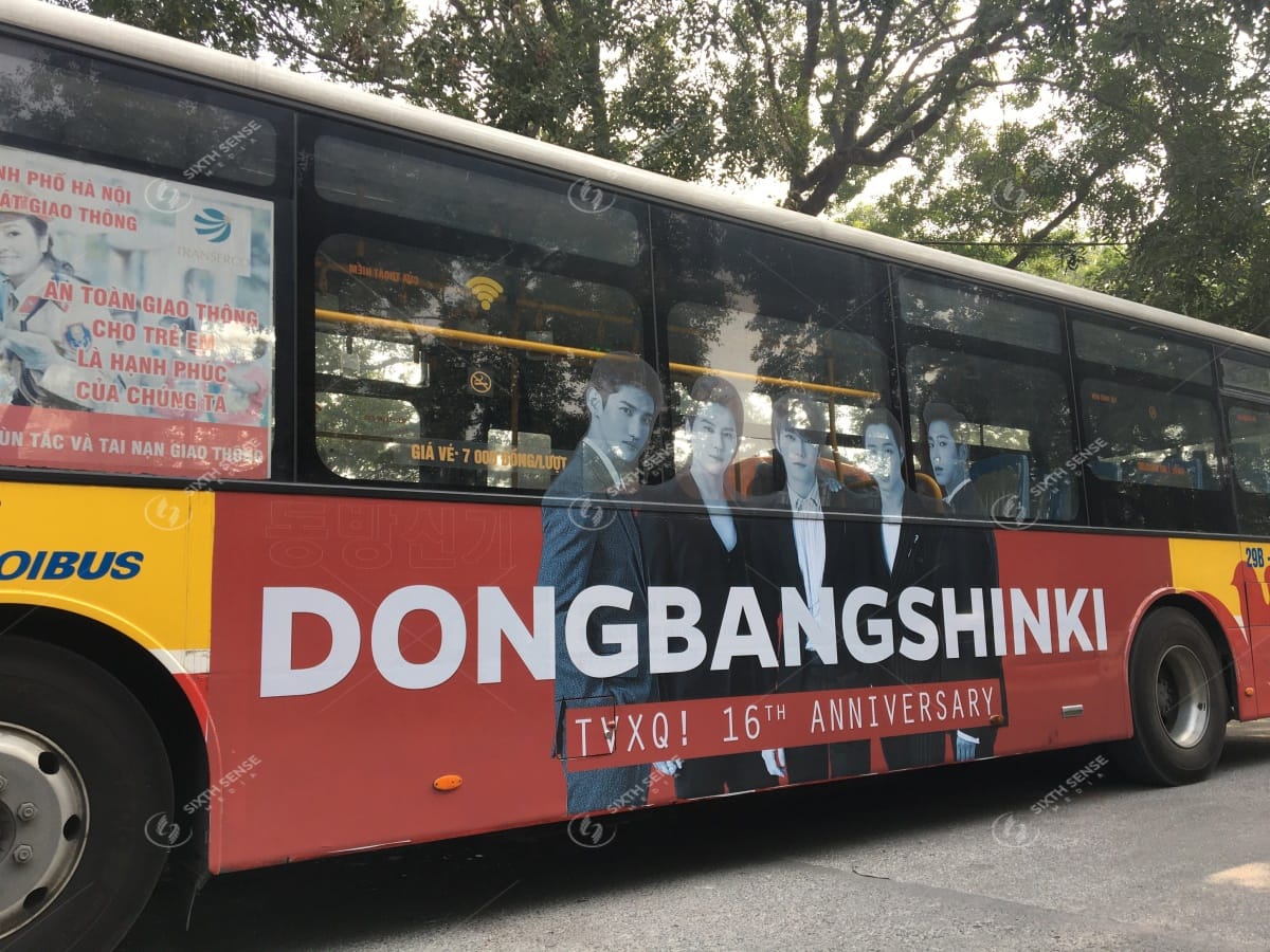 Quảng cáo leo kính xe buýt
