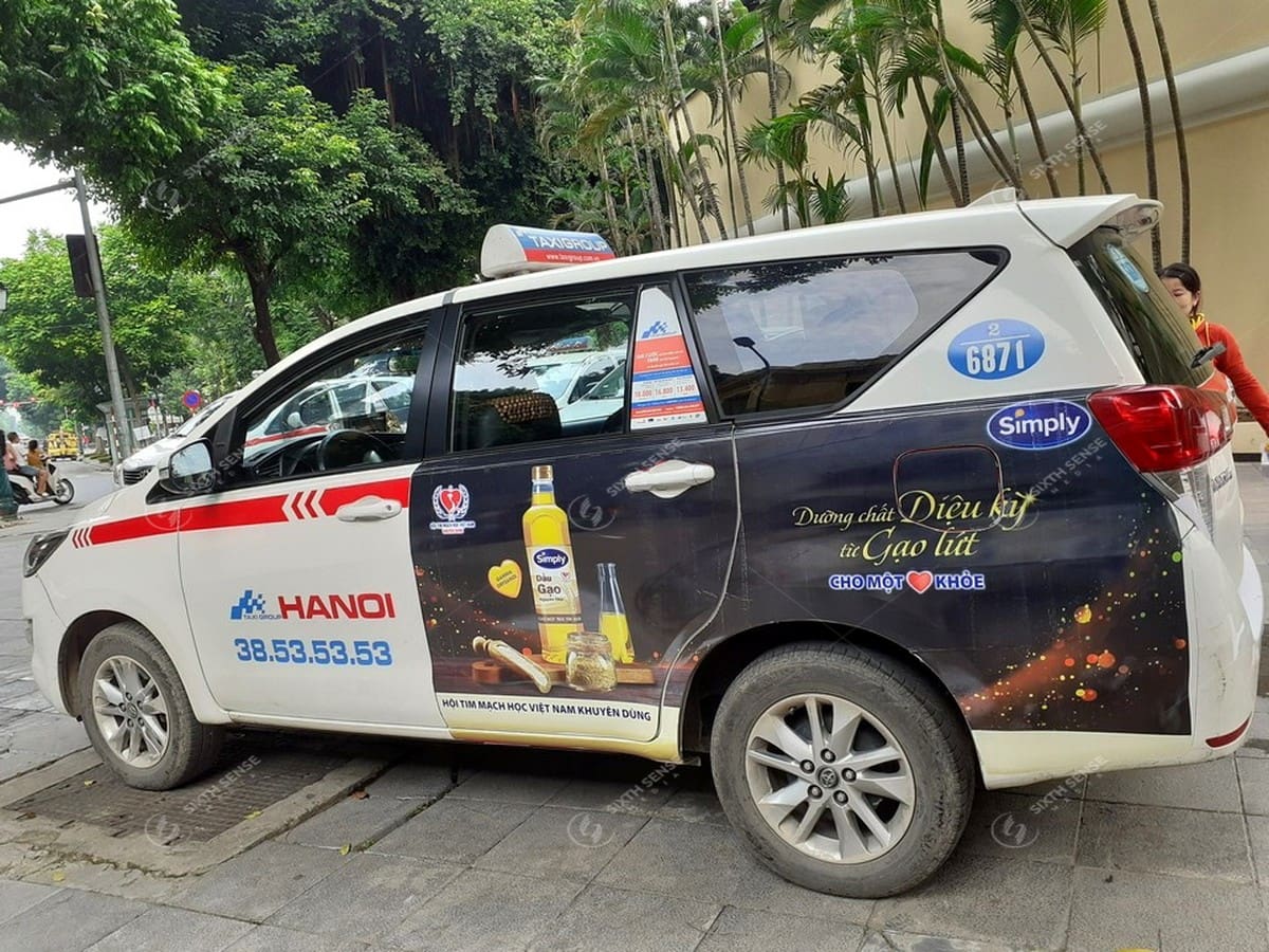 Dầu gạo Simply quảng cáo trên xe taxi Group tại Hà Nội