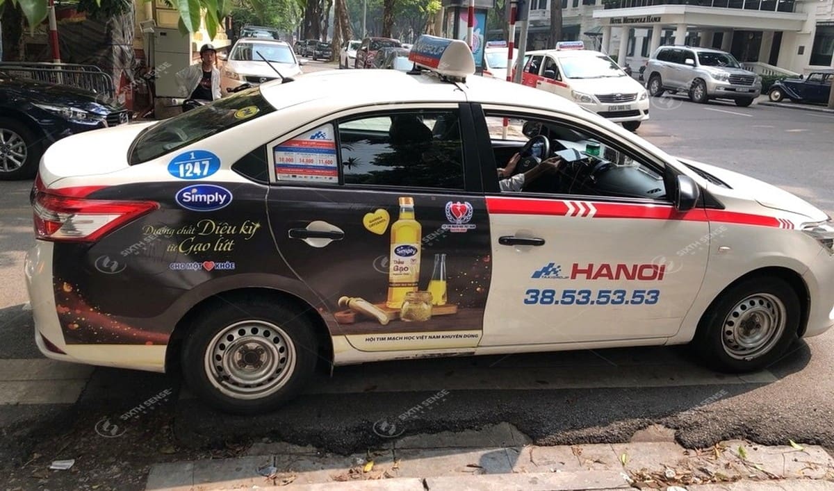 Dầu gạo Simply quảng cáo trên xe taxi Group tại Hà Nội