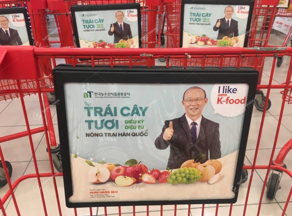 K-Food triển khai quảng cáo trên xe đẩy tại siêu thị Lotte Mart