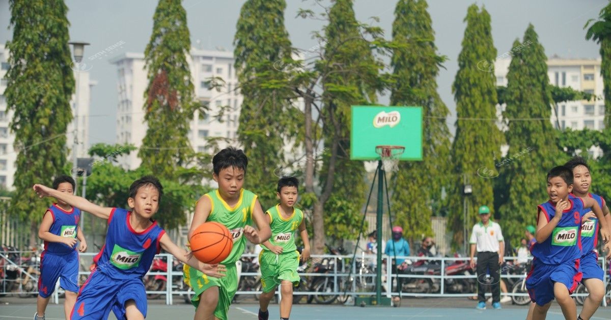 quảng cáo tài trợ trên trụ bóng rổ