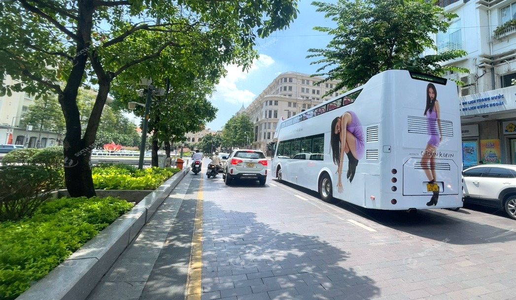 Roadshow xe bus 2 tầng quảng bá về BST Calvin Klein X Jennie