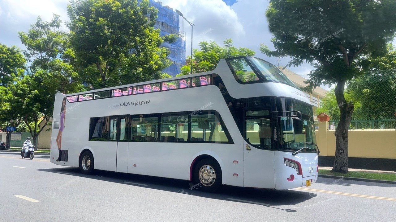 Roadshow xe bus 2 tầng quảng bá về BST Calvin Klein X Jennie