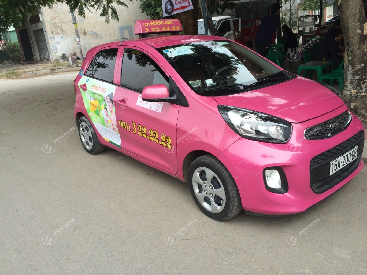 Quảng cáo trên xe taxi Hoàng Anh: Nổi bật với màu sắc độc đáo
